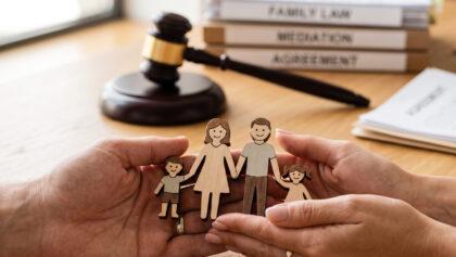Despacho jurídico moderno con familia enfrentándose a un proceso de divorcio con hijos menores.